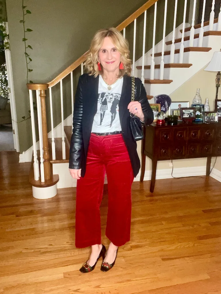 Keep It Cool and Casual with a Graphic Tee for Christmas