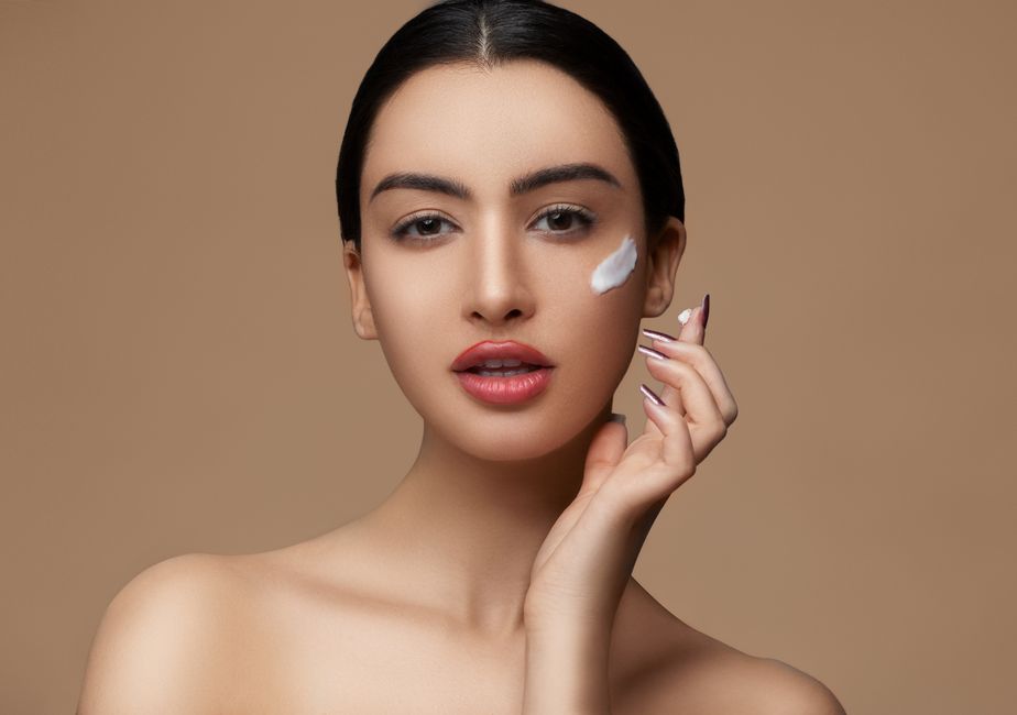 Reapply Sunscreen Over Makeup: Stop Ruining Your Makeup: Reapply Sunscreen the Right Way
